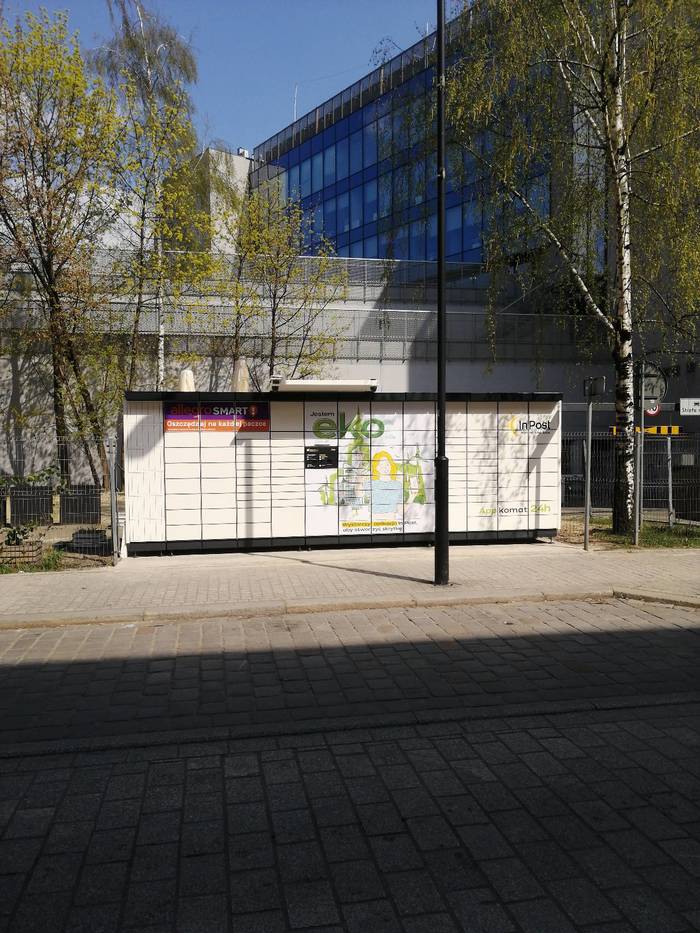 Paczkomat GLI02APP Za budynkiem biurowo-usługowym Dworcowa 25, przy wjeździe do parkingu podziemnego