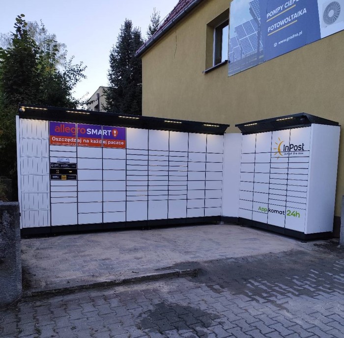Parcel Locker GLI02BAPP na parkingu przy budynku