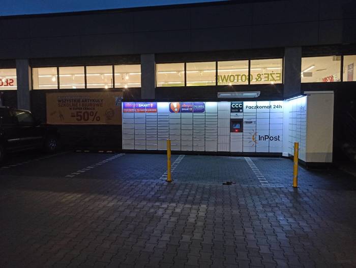 Paczkomat GLI03M Na parkingu sklepu Aldi