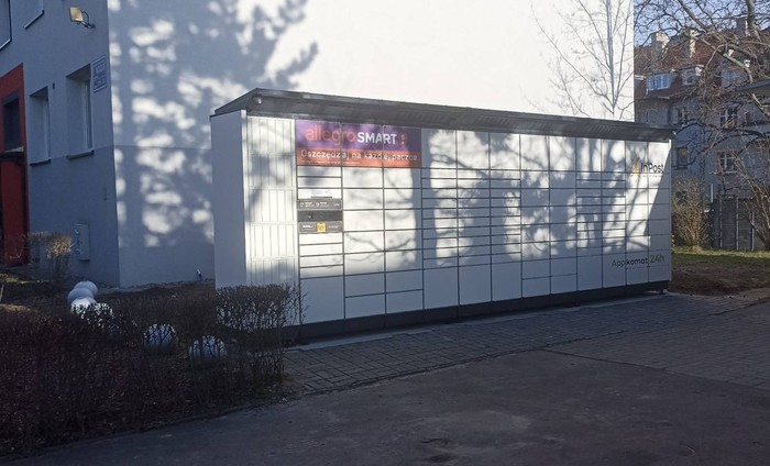 Parcel Locker GLI05BAPP obok budynku Helska 25