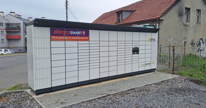 Paczkomat GLI06BAPP przy sklepie Żabka, tuż obok sklepu motoryzacyjnego