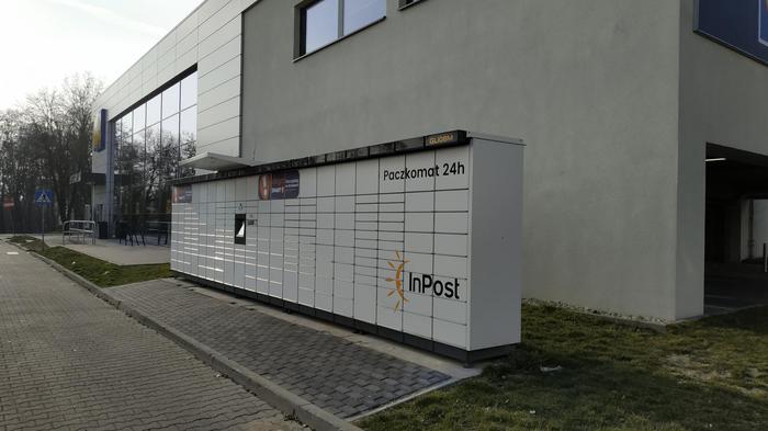Paczkomat GLI08M Przy parkingu sklepu Lidl
