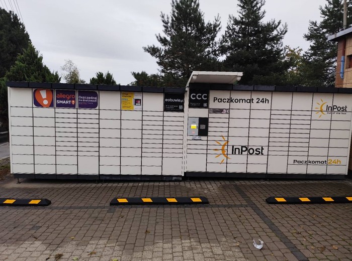 Paczkomat GLI13N na parkingu przy sklepie Żabka