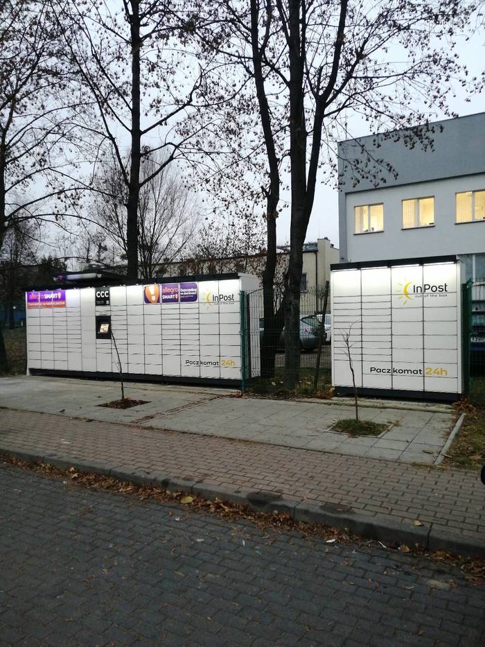 Paczkomat GLI20M Obok parkingu