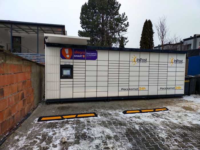Paczkomat GLI30M Obok sklepu