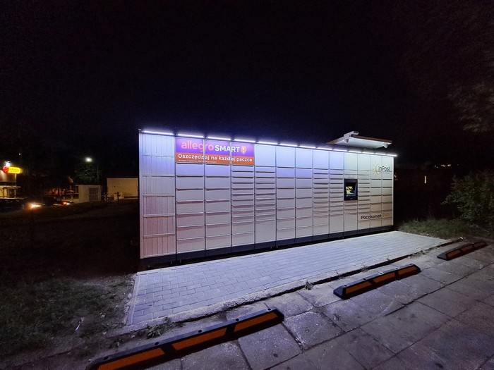 Поштомат GLI48M na parkingu za apteką Zdrowit