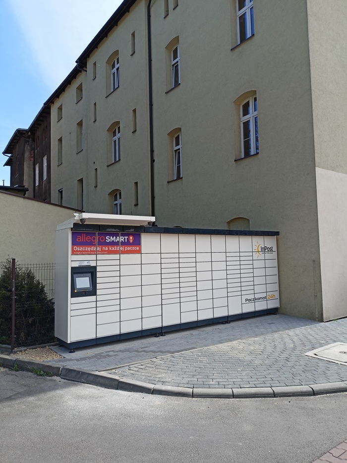 Parcel Locker GLI49M Od strony ulicy Stanisława Kostki