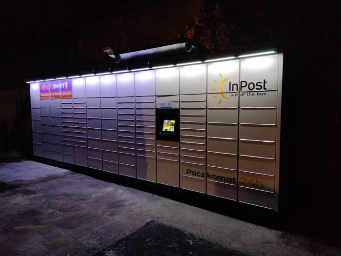 Paczkomat GLI56M na parkingu firmy poligraficznej E-DRUK