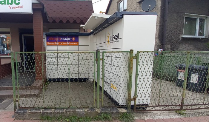 Parcel Locker GLI74M na prywatnej posesji obok sklepu Żabka