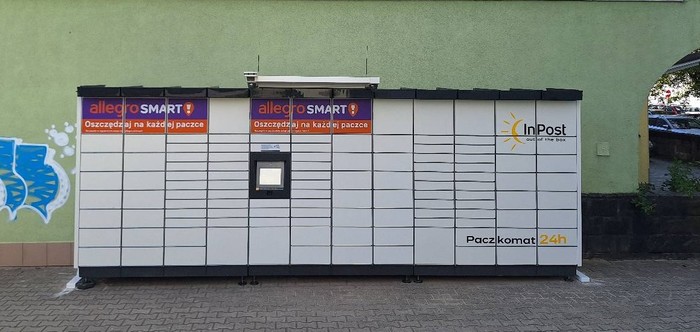 Paczkomat GLI75M przy ul. Centaura, pomiędzy budynkami 19 i 21