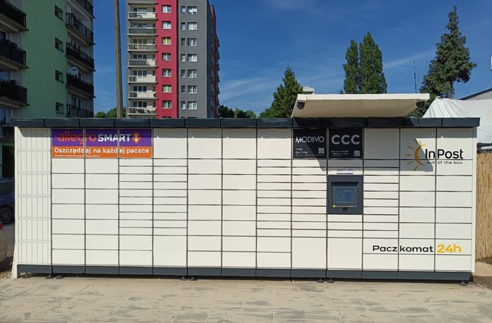 Paczkomat GLI82M obok prywatnej szkoły podstawowej