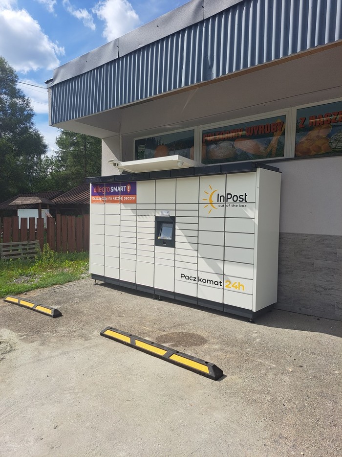 Paczkomat GLIN01M na parkingu przed sklepem