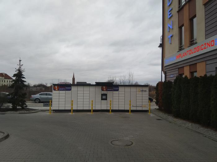Paczkomat GLO02M Przy parkingu Lidla.