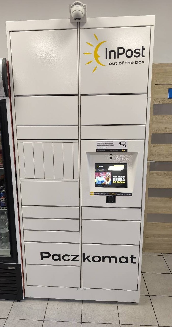 Paczkomat GLO03HP Po prawej stronie od wejścia.