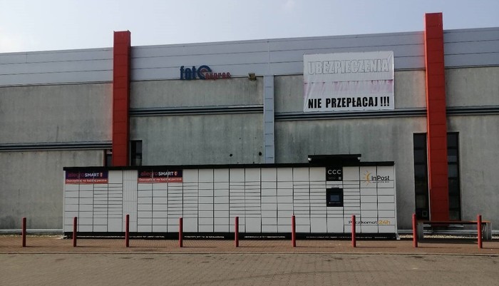 Поштомат GLO04M Po lewej stronie od głównego wejścia.