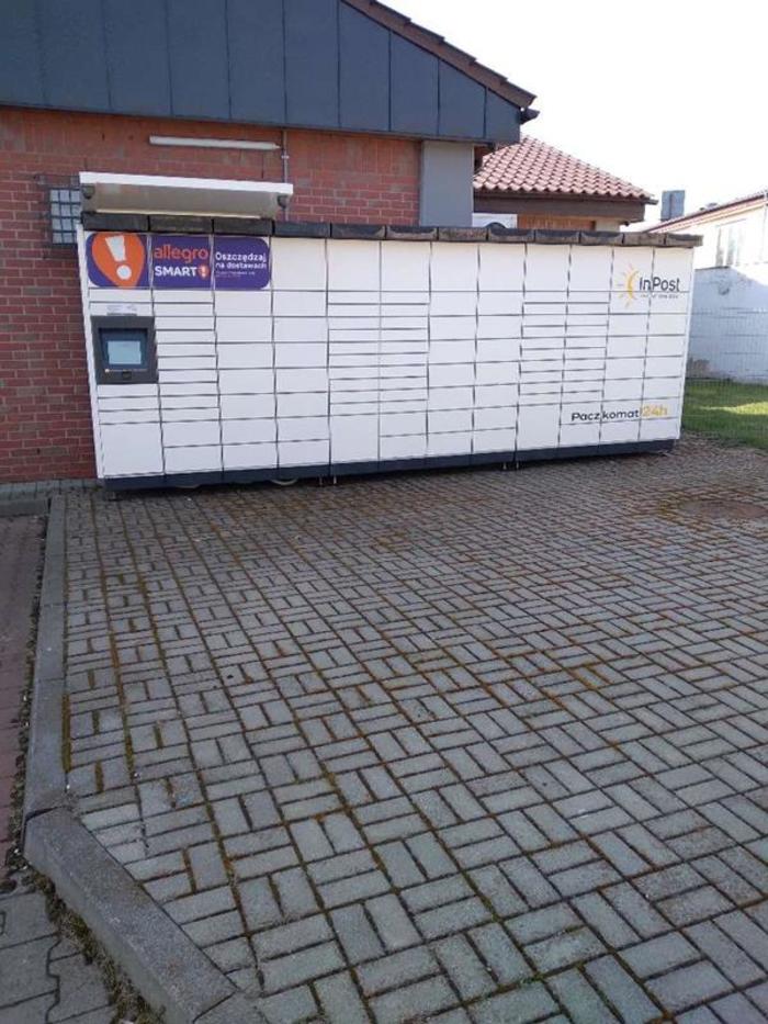 Paczkomat GLO08M Po prawej stronie, przy markecie Aldi