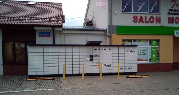 Поштомат GLO08N Po lewej stronie od wejścia do sklepu Delikatesy Centrum