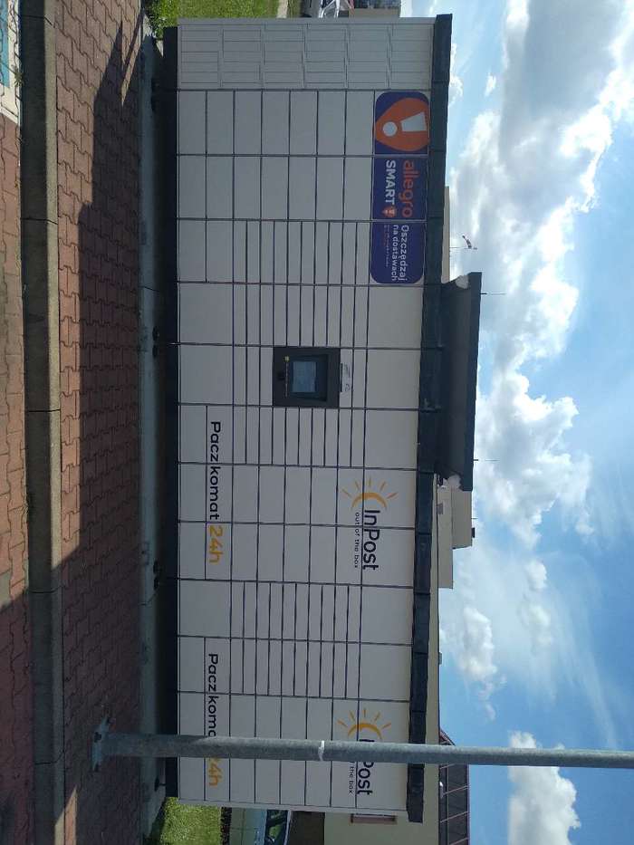 Paczkomat GLO09M Po prawej stronie stacji, przy parkingu.