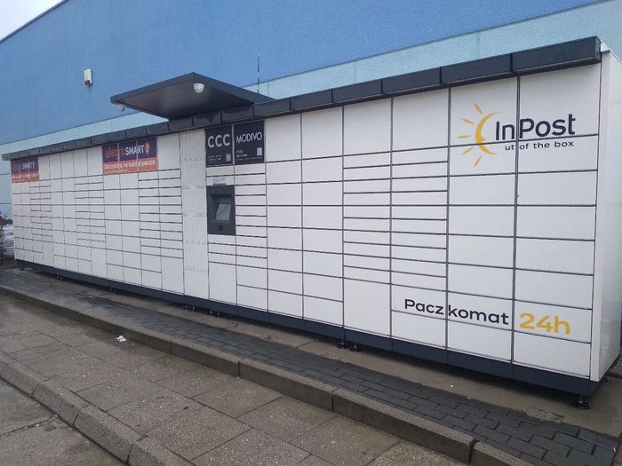Paczkomat GLO10M Po lewej stronie od wejścia.