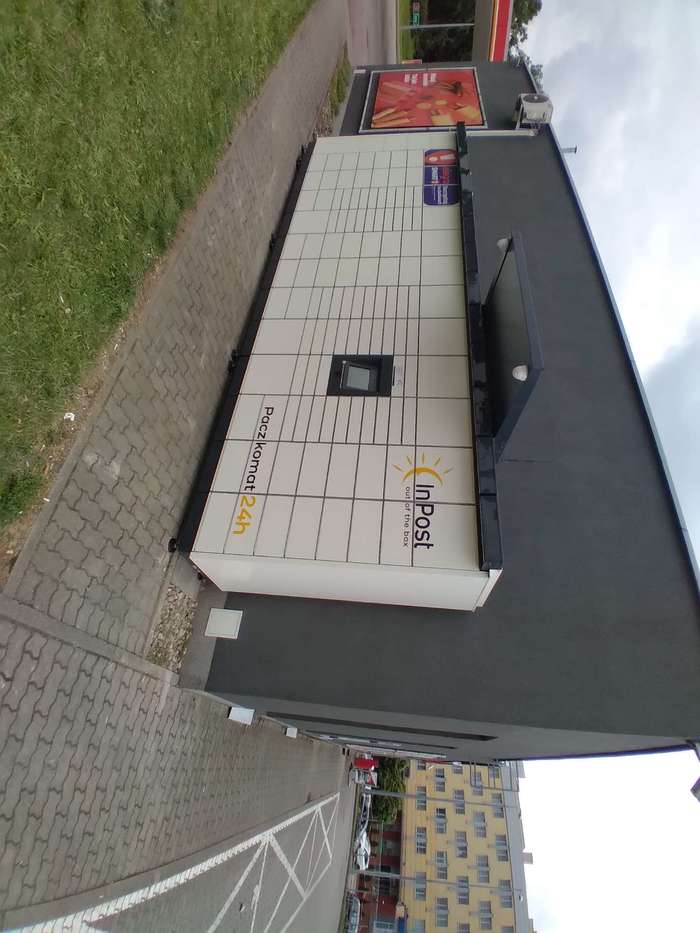 Поштомат GLO12M Po prawej stronie od wejścia do stacji.
