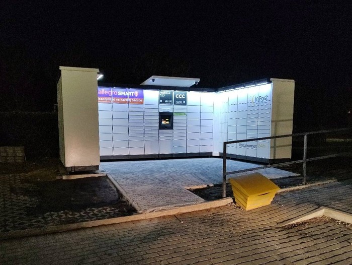 Parcel Locker GLO14M Przy parkingu.