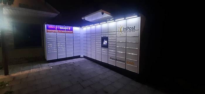 Paczkomat GLO16M Po prawej stronie od wejścia do kwiaciarni.