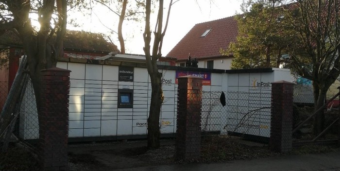 Paczkomat GLQ01M Wejście w lini płotu