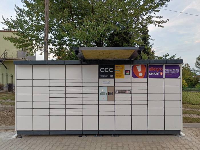 Paczkomat GLS02N Na parkingu przed budynkiem
