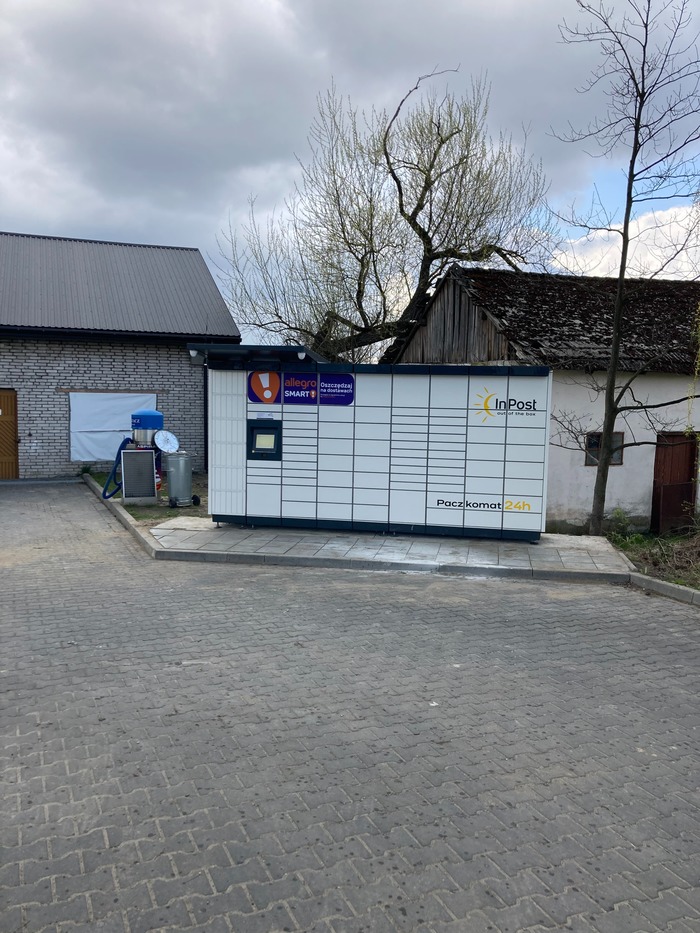 Paczkomat GLX01M parking przy myjni samochodowej