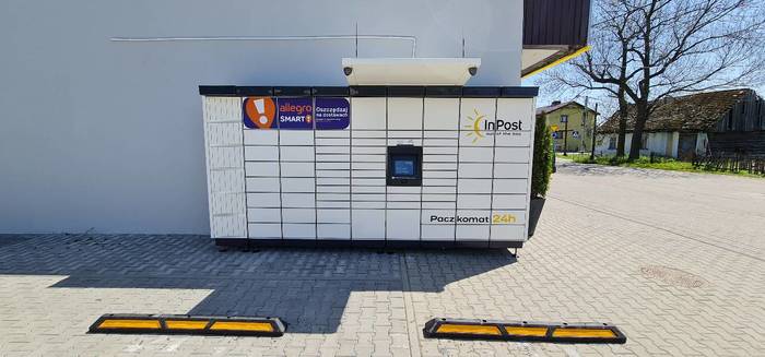 Paczkomat GMC01M lewy bok sklepu Lewiatan