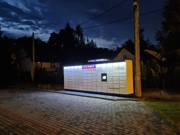 Paczkomat GMN01M Na parkingu przed OSP