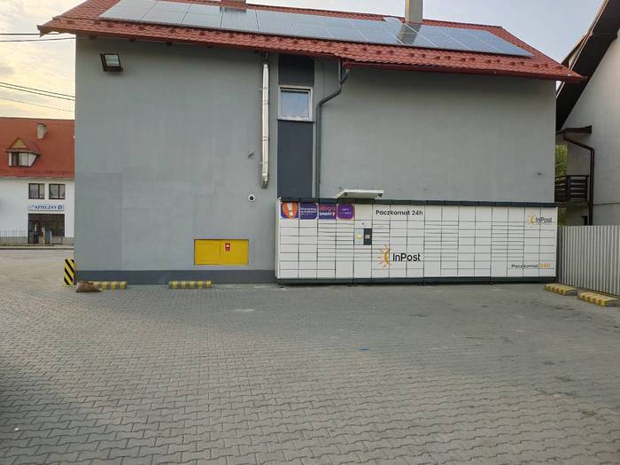 Parcel Locker GMN01N Na parkingu przy sklepie Delikatesy Centrum