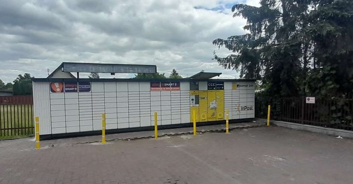 Paczkomat GNE02N Na parkingu sklepu Lewiatan