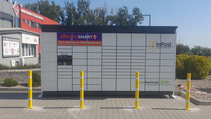Paczkomat GNI01BAPP Na parkingu przy Sklepie Polskim