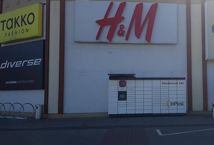 Paczkomat GNI01M przy Galerii Handlowej Gniezno.