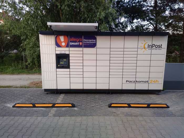 Paczkomat GNI14M Przy sklepie Małe Delikatesy