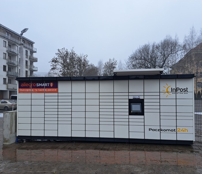 Paczkomat GNI30M Przy parkingu osiedlowym.
