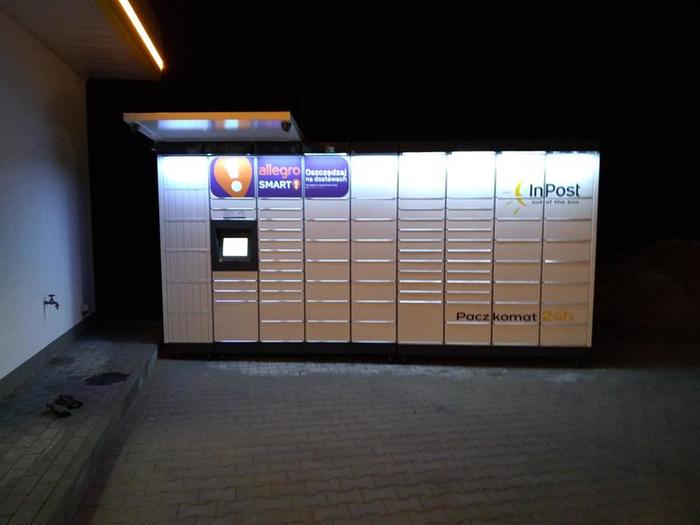 Paczkomat GNP02M parking stacji benzynowej