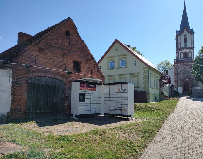 Paczkomat GNSQ01M przy budynku