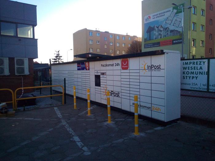 Paczkomat GNW01M Na parkingu sklepu Rossmann