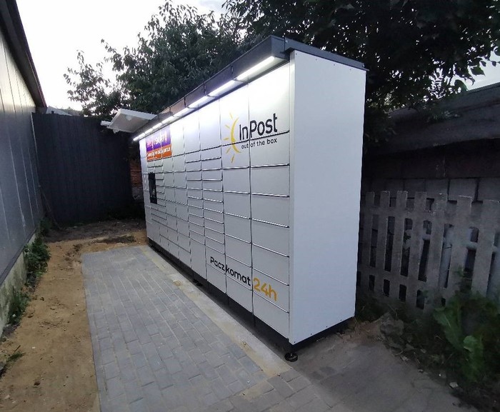 Paczkomat GOCL01M parking przed sklepem