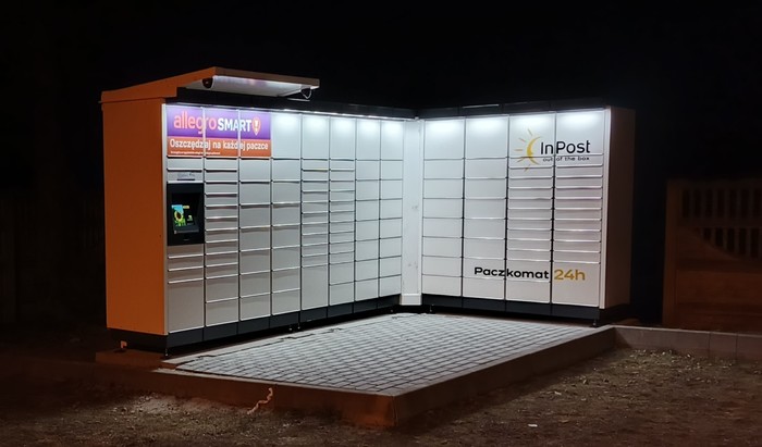 Parcel Locker GOCY01M obok szkoły