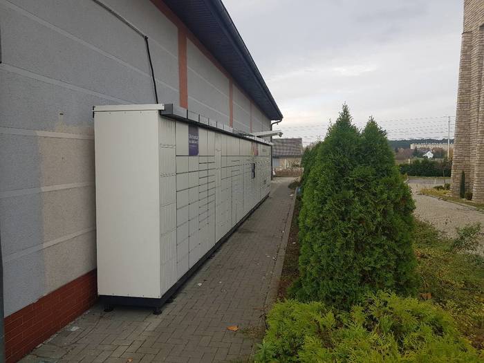 Paczkomat GOG02N Po prawej stronie od wejścia do sklepu Tomi Markt