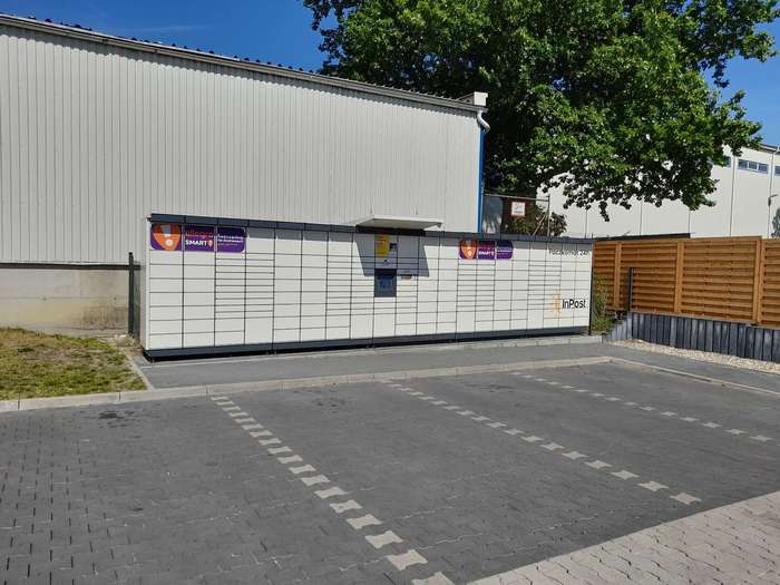 Paczkomat GOL03M Na końcu parkingu sklepu Lidl