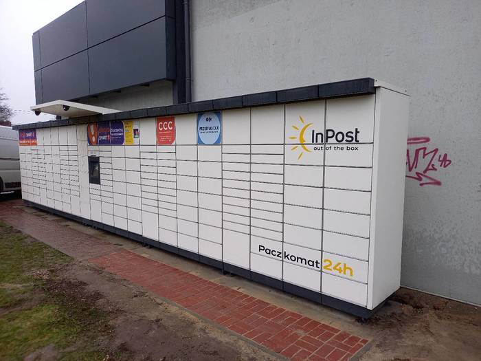 Paczkomat GOL04M Na tylnej ścianie sklepu Netto