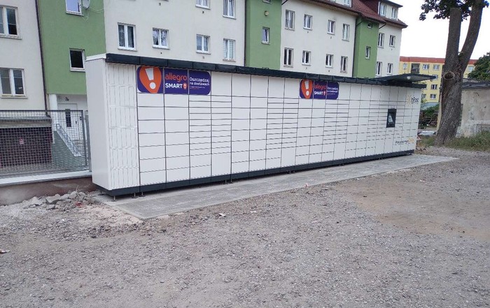 Поштомат GOL08M Na terenie parkingu prywatnego terenu handlowgo