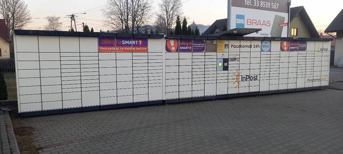 Paczkomat GOM01N Boczny parking sklepu