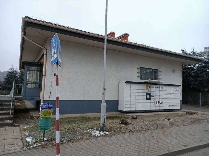 Paczkomat GOR01M Przy bocznej ścianie sklepu Dukat