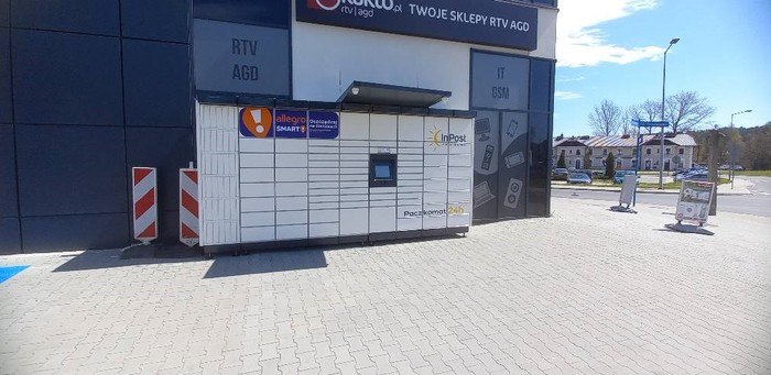 Paczkomat GOR07M Przy bocznej ścianie budynku biurowego LUKFOT