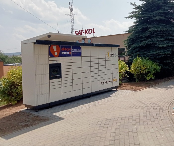 Paczkomat GOR09M Przy chodniku pomiędzy Szkołą a siedzibą Spółdzielni
